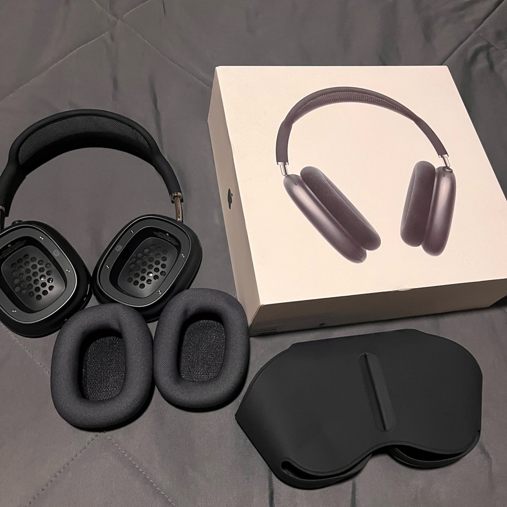 AirPod maxes black colorway